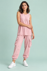 Roze soepelvallende tweedelige set met mouwloos vest en cropped broek