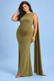Robe longue verte à col bateau, manches cape et dos nu | Porté sur une silhouette plus ronde | Lounelle Paris