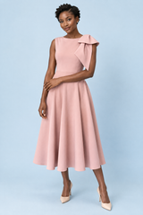 Roze midi-jurk met asymmetrische halslijn en strikdetail aan de mouw