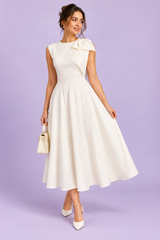 Witte midi-jurk met asymmetrische halslijn en strikdetail aan de mouw