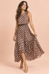 Koffiebruine maxi-jurk met polkadotprint, hooggesloten hals en drapering