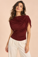 Bordeauxrode top met watervalhals en rimpeldetail