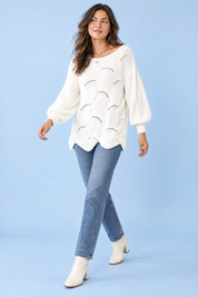 Pull blanc oversize ajouré à col bateau | Vue en mouvement | Lounelle Paris
