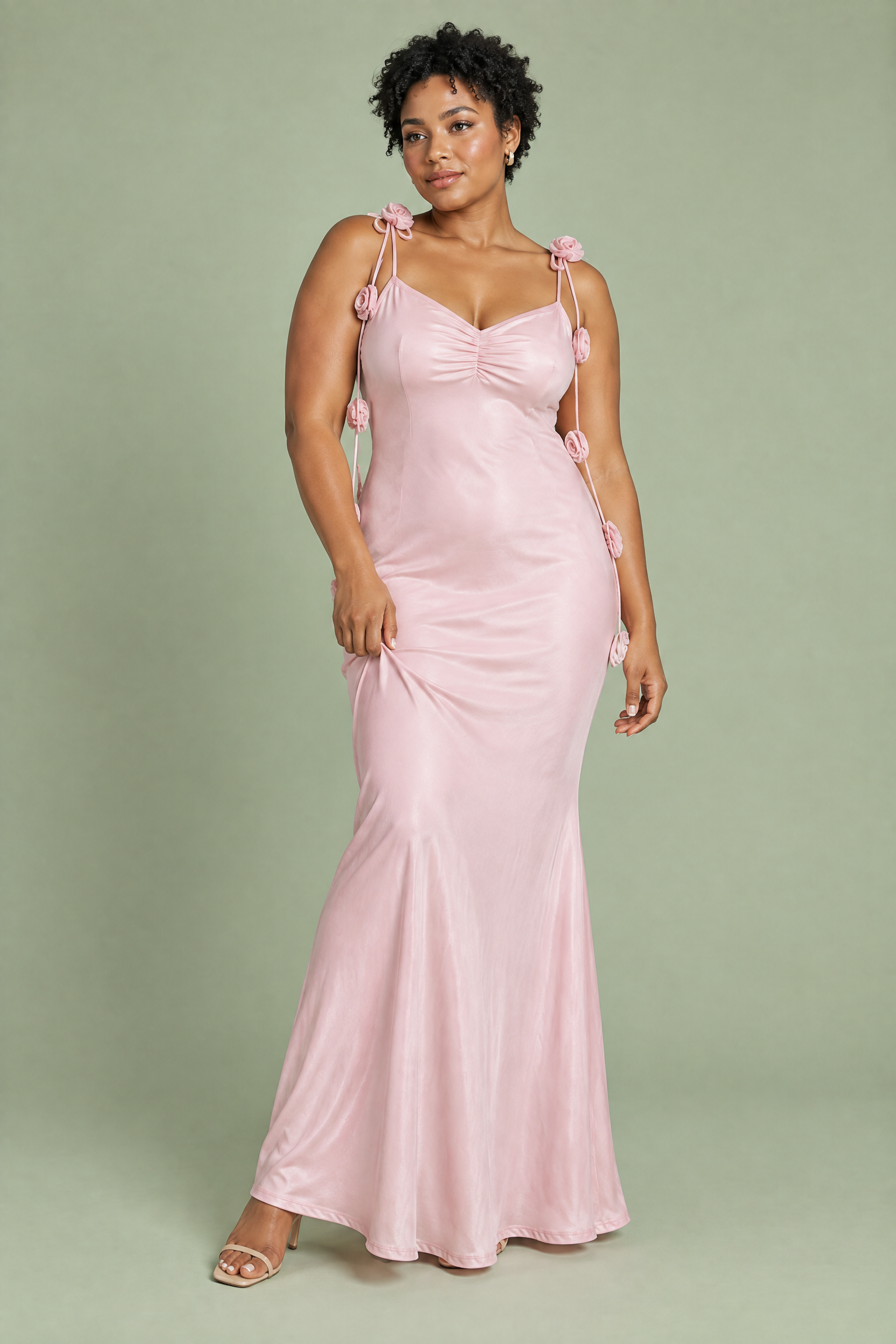 Robe longue rose ornée d'applications florales | Porté sur une silhouette plus ronde | Lounelle Paris
