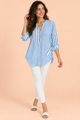 Blauwe gestreepte blouse met V-hals