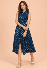 Marineblauwe midi-jurk met stippen en halterhals