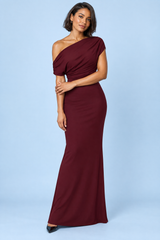 Bordeauxrode maxi-jurk met Bardot-hals en gedraaid schouderbandje