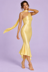 Gele halterjurk met sjaaldetail