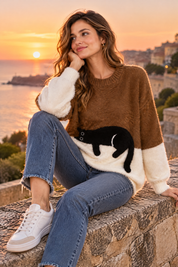 Pull oversize marron à motif chat | Deuxième photo lifestyle | Lounelle Paris