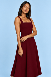 Robe midi bordeaux à fines bretelles et jupe ample | Vue rapprochée | Lounelle Paris