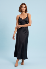 Lange zwarte slipdress met V-hals, dunne bandjes en kantdetails