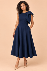 Marineblauwe midi-jurk met asymmetrische halslijn en strikdetail aan de mouw