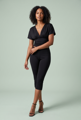 Zwarte tweedelige set met gerimpelde top met V-hals en capribroek