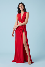 Rode maxi-jurk met asymmetrische halslijn, taille-uitsparingen en gouden details
