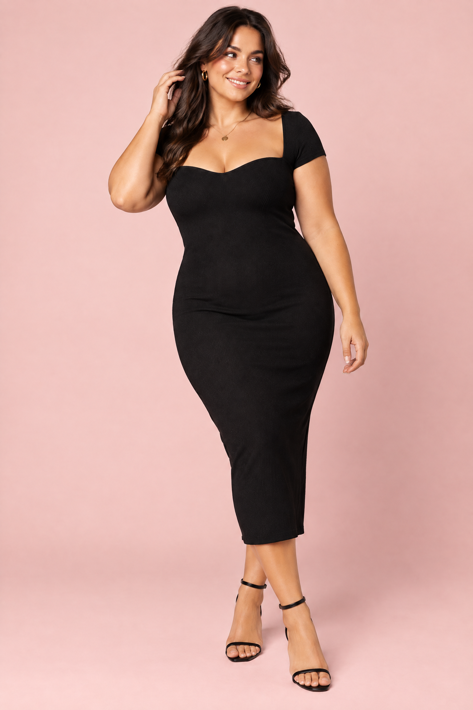 Robe midi noire à encolure découpée, épaules dénudées et manches courtes | Porté sur une silhouette plus ronde | Lounelle Paris