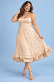 Robe midi beige évasée à bas volanté | Porté sur une silhouette plus ronde | Lounelle Paris