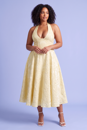 Robe midi jaune en dentelle à décolleté plongeant | Porté sur une silhouette plus ronde | Lounelle Paris