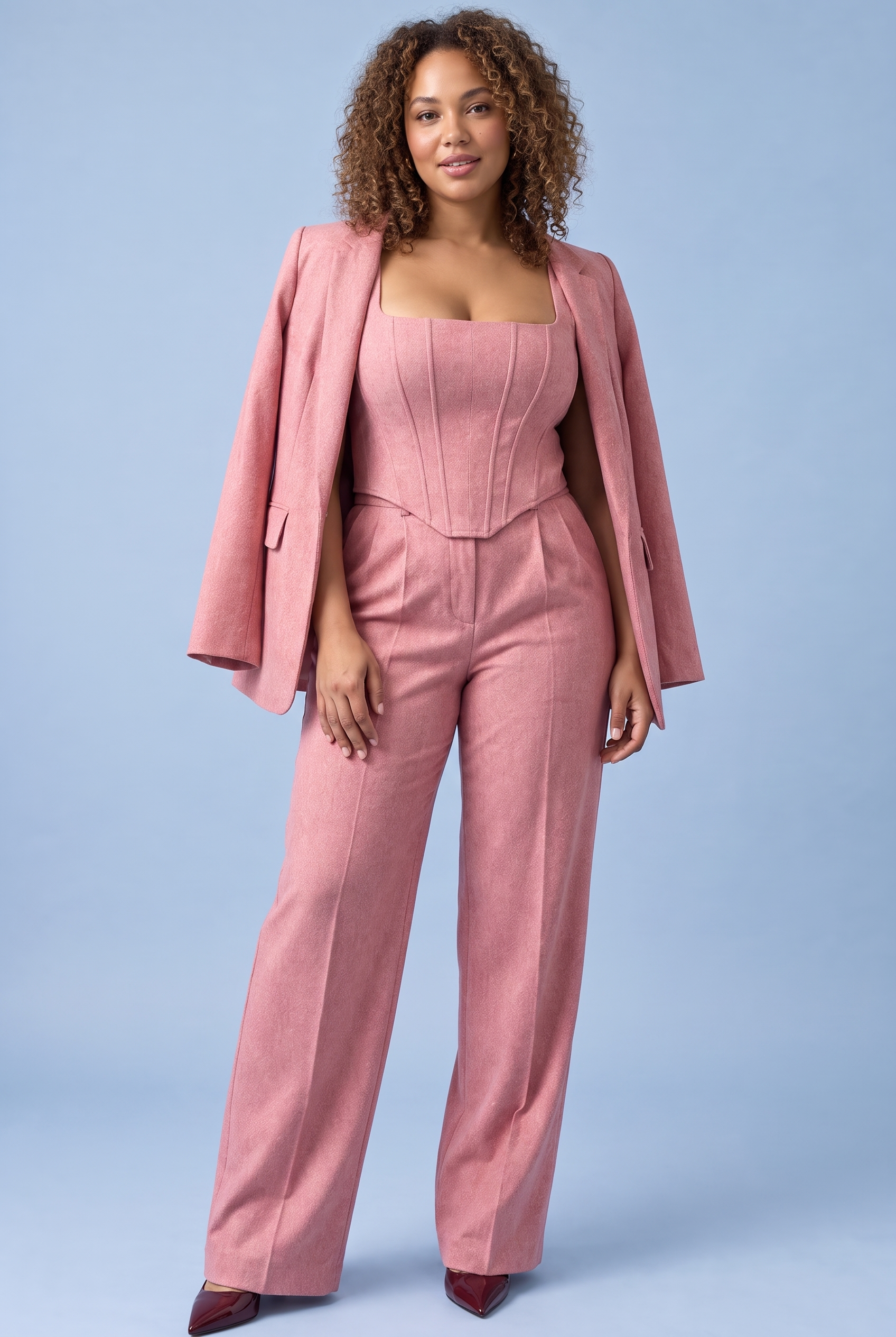 Ensemble tailleur trois pièces rose à corset | Porté sur une silhouette plus ronde | Lounelle Paris