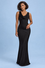 Zwarte asymmetrische maxi-jurk met gedraaid detail