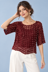Bordeauxrode geborduurde top met kralendetails