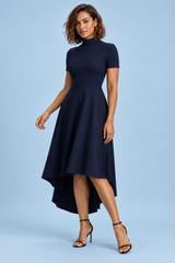 Navy midi-jurk met hoge hals en asymmetrische zoom