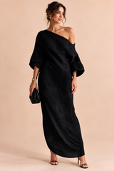 Zwarte asymmetrische jurk met open schouder