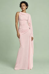 Roze maxi-jurk met hoge hals, drapering en cape-mouwen