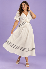 Robe portefeuille écrue à col V | Porté sur une silhouette plus ronde | Lounelle Paris