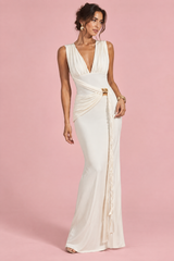 Witte maxi-jurk met diepe V-hals, plooidetails en goudkleurig detail
