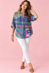 Blauwe blouse met bloemenprint en kraag