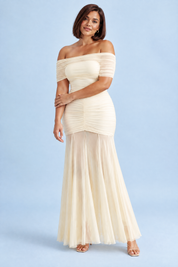 Robe longue crème froncée à épaules dénudées | Porté sur une silhouette plus ronde | Lounelle Paris