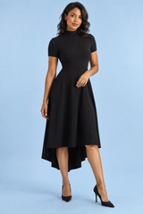 Zwarte midi-jurk met hoge hals en asymmetrische zoom