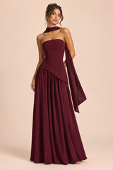 Bordeauxrode maxi-jurk met asymmetrische halslijn