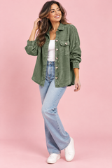 Saliegroene shacket met rafelrand