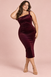 Robe longue en velours bordeaux à épaule torsadée et coupe asymétrique | Porté sur une silhouette plus ronde | Lounelle Paris