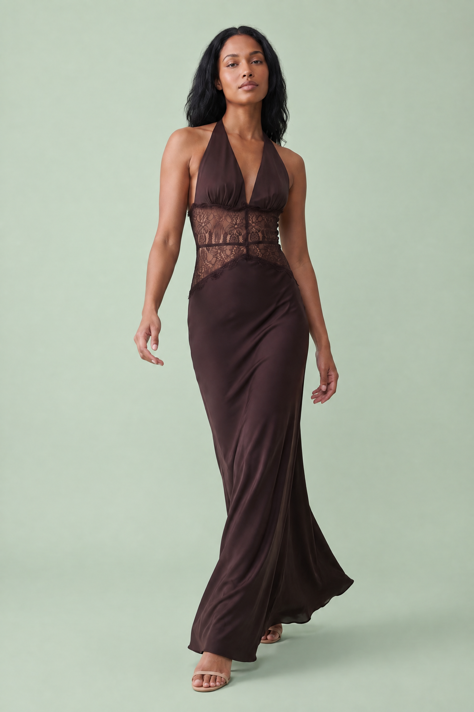Robe longue marron foncé à encolure américaine et empiècement en dentelle | Vue en mouvement | Lounelle Paris
