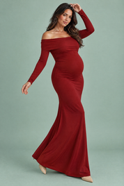 Robe longue de grossesse bordeaux en résille froncée à col Bardot | Vue en mouvement | Lounelle Paris