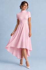 Roze midi-jurk met hoge hals en asymmetrische zoom
