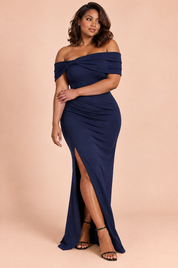 Robe longue bleu marine style Bardot, nœud et fente haute | Porté sur une silhouette plus ronde | Lounelle Paris