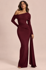 Bordeauxrode asymmetrische maxi-jurk met één schouder en drapering