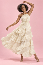 Robe longue beige à décolleté plongeant, volants et fente haute devant | Vue en mouvement | Lounelle Paris