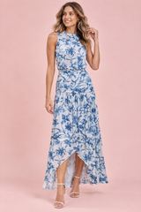 Blauwe maxi-jurk met hoge hals en gerimpelde details