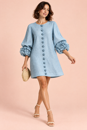 Robe droite bleu clair à manches bouffantes et poignets à volants | Vue en mouvement | Lounelle Paris