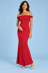Rode asymmetrische maxi-jurk met blote schouders en gedraaid detail
