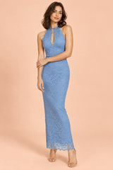 Lichtblauwe kanten maxi-jurk met asymmetrische halslijn en kraagdetail