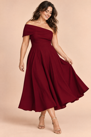 Robe asymétrique bordeaux à épaules dénudées | Porté sur une silhouette plus ronde | Lounelle Paris