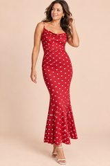 Rode maxi-jurk met stippen, mermaid-snit en gedrapeerde halslijn