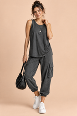 Donkergrijze soepelvallende tweedelige set met mouwloos vest en cropped broek
