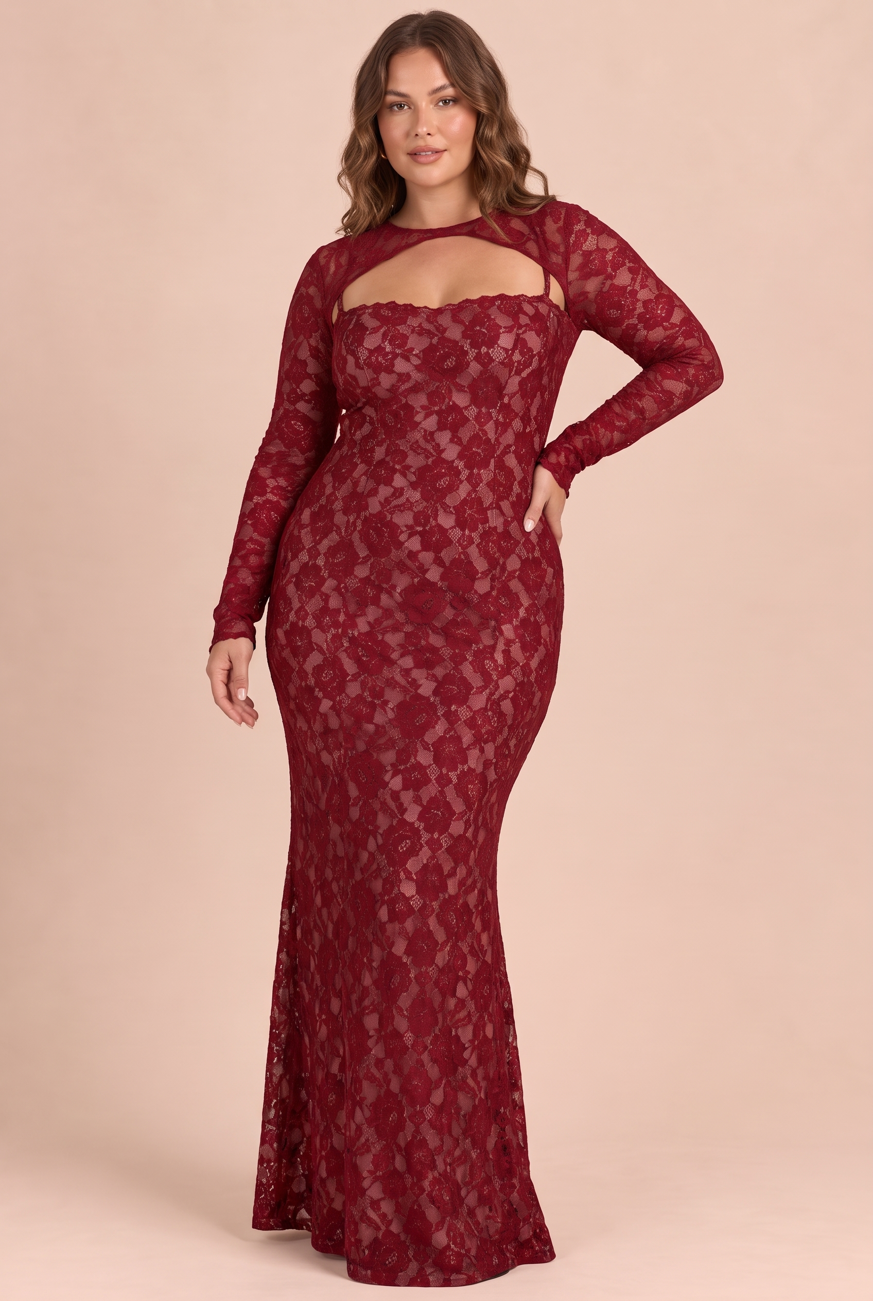 Robe longue rouge en dentelle à décolleté cœur | Porté sur une silhouette plus ronde | Lounelle Paris