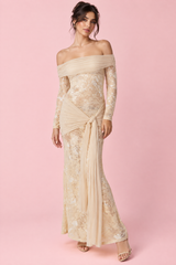 Beige kanten maxi-jurk met off-shoulder halslijn, plooidetail en sjerp